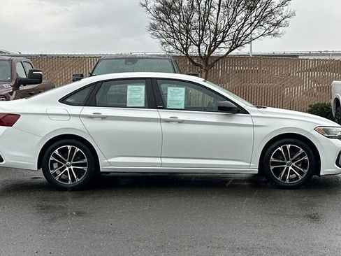 Used 2023 Volkswagen Jetta Sport image 3