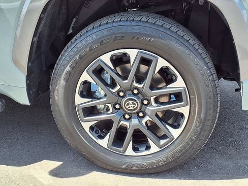 Used 2025 Toyota Tundra Limited AWD/4WD image 10