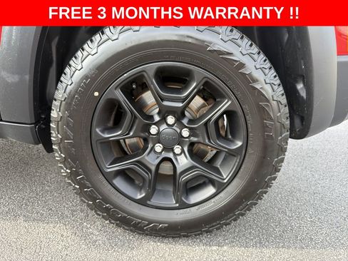 Used 2019 Jeep Cherokee Trailhawk AWD/4WD image 34