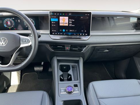Certified 2025 Volkswagen Tiguan SE FWD image 12
