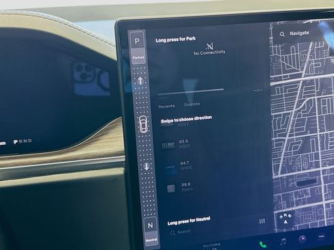 Used 2022 Tesla Model S image 12