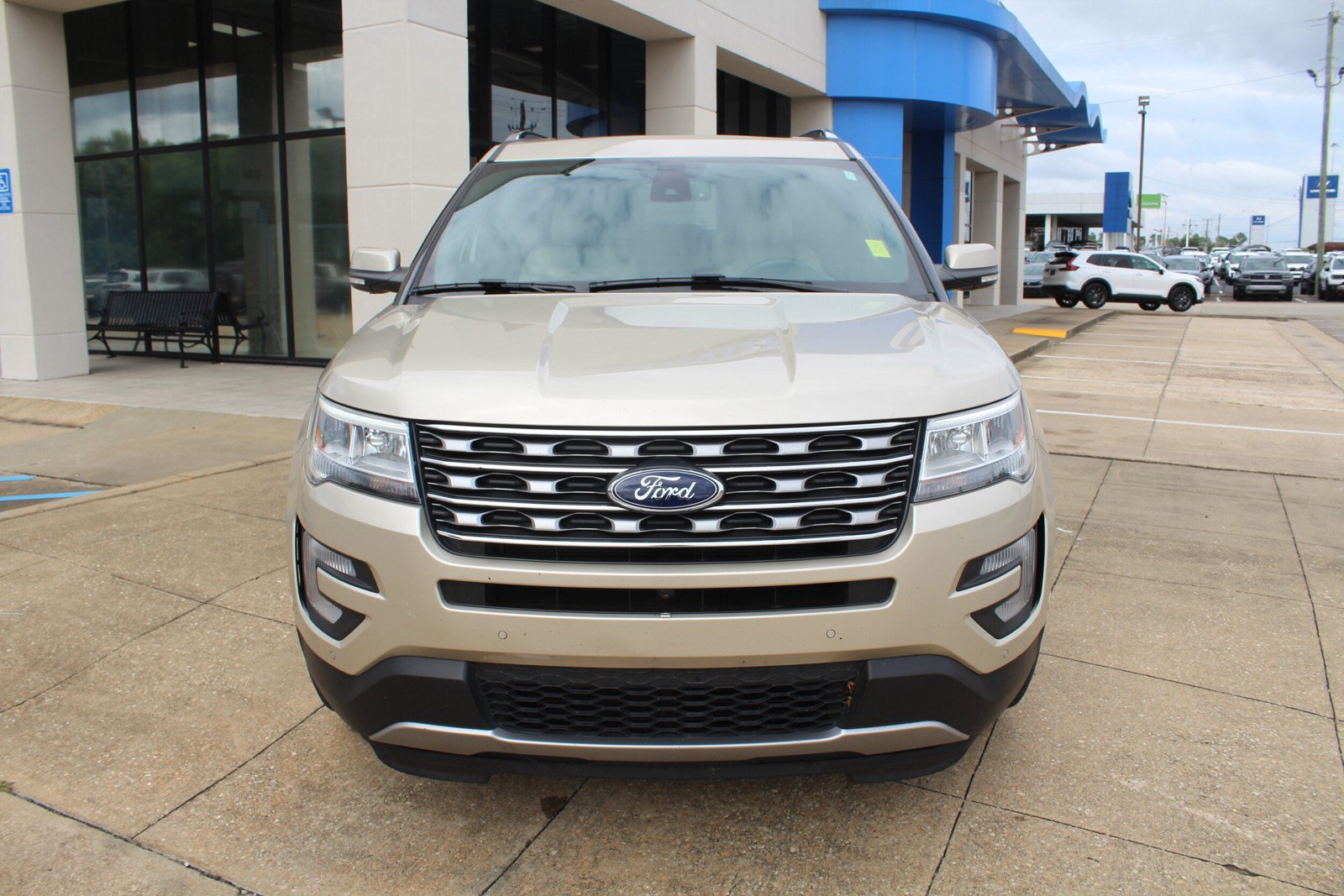 Used 2017 Ford Explorer Limited w/ Equipment Group 301A FWD image 2