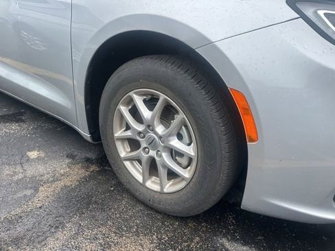 Certified 2024 Chrysler Pacifica Touring-L FWD image 3