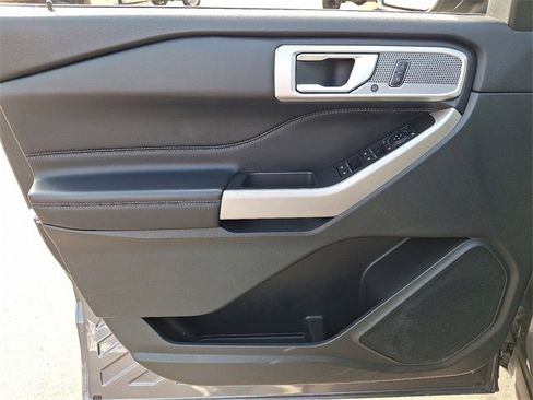 Used 2023 Ford Explorer Limited image 12