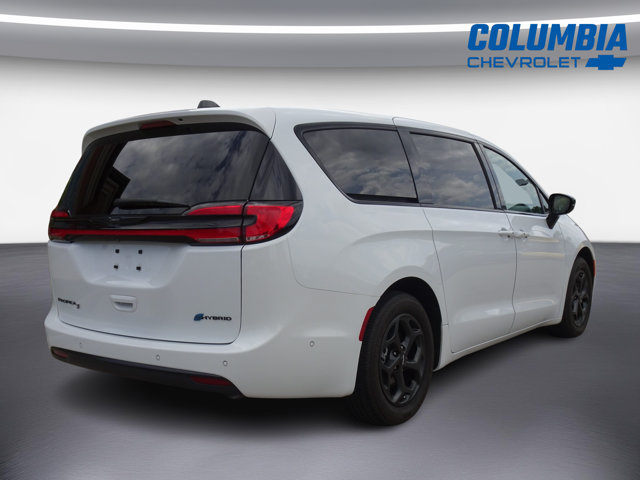 Used 2024 Chrysler Pacifica Limited w/ Uconnect Theater Family Group FWD image 3
