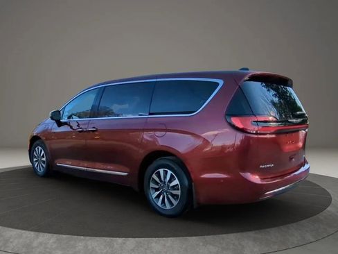 Used 2023 Chrysler Pacifica Limited FWD image 3