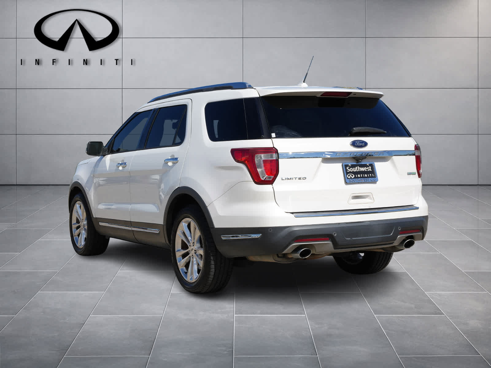 Used 2018 Ford Explorer Limited w/ Ford Safe & Smart Package FWD image 5