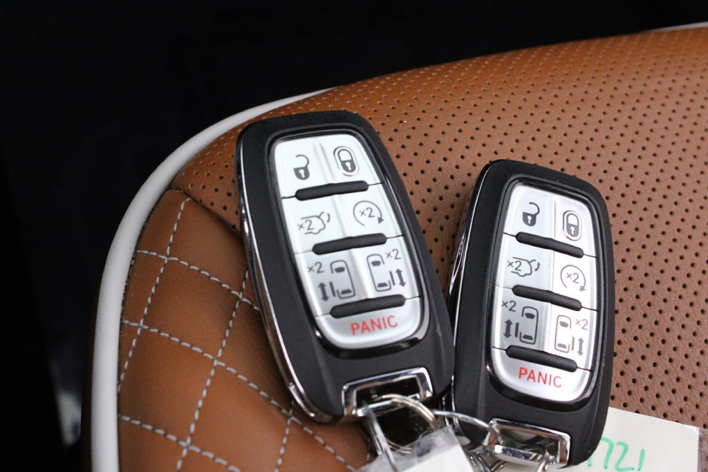 Used 2025 Chrysler Pacifica Pinnacle FWD image 31
