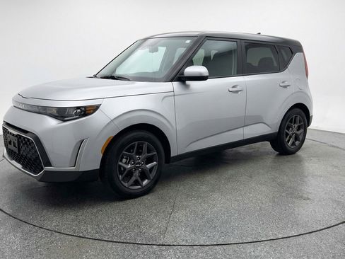 Used 2025 Kia Soul LX w/ LX Technology Package FWD image 3