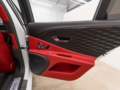 Used 2022 Bentley Flying Spur Plug-In Hybrid image 34