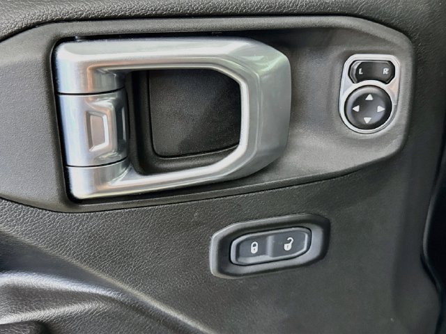 Used 2024 Jeep Wrangler Unlimited Rubicon AWD/4WD image 21