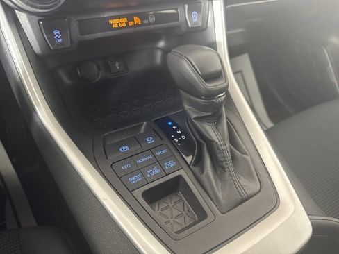 Used 2021 Toyota RAV4 LE image 17