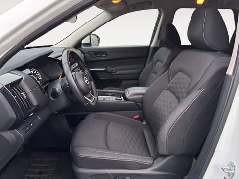 Used 2024 Nissan Pathfinder SV image 9