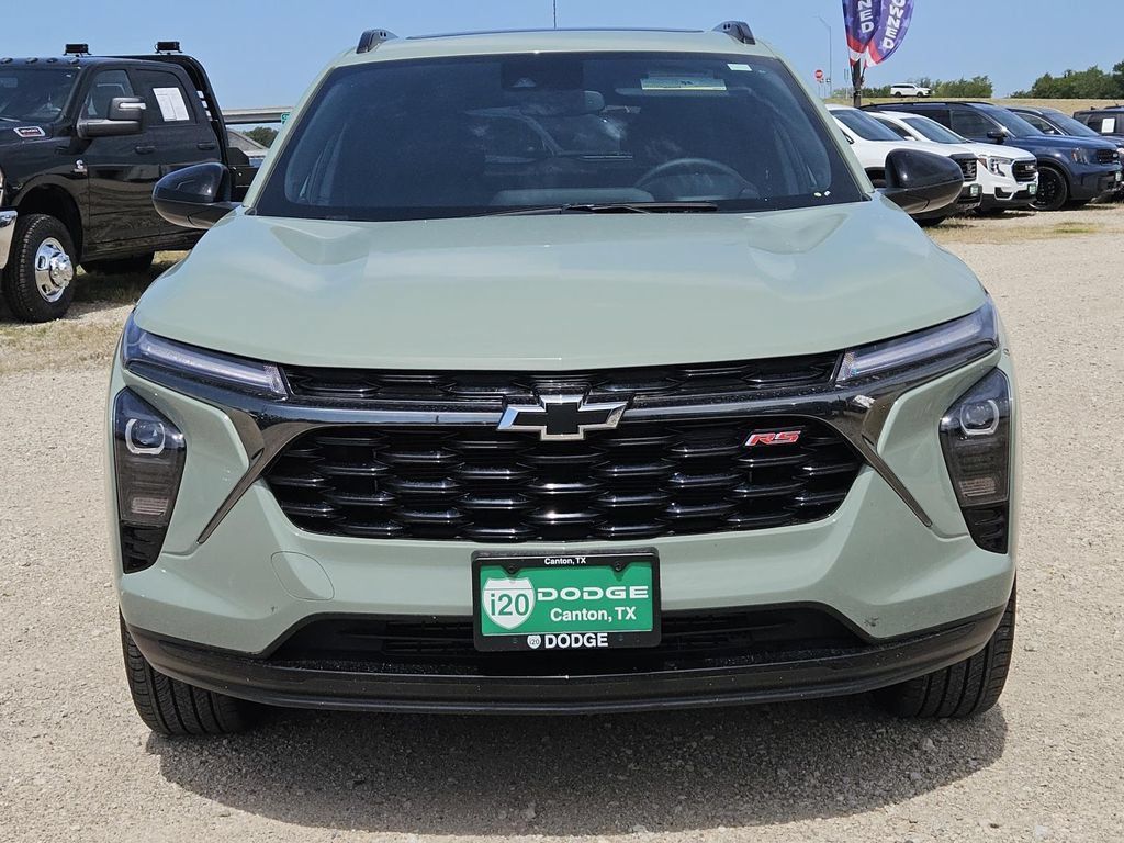 Used 2024 Chevrolet Trax RS w/ Sunroof Package FWD image 2