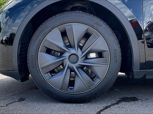 Used 2024 Tesla Model Y Long Range AWD/4WD image 8