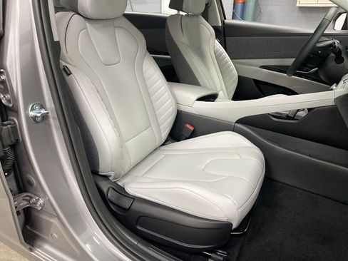 New 2025 Hyundai Elantra Limited image 32