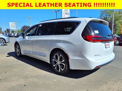 New 2026 Chrysler Pacifica Pinnacle image 3