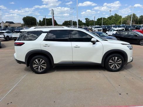 Used 2024 Nissan Pathfinder SL FWD image 6