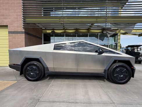 Used 2025 Tesla Cybertruck AWD Crew Cab image 9