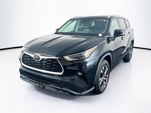 Used 2022 Toyota Highlander XLE FWD image 3