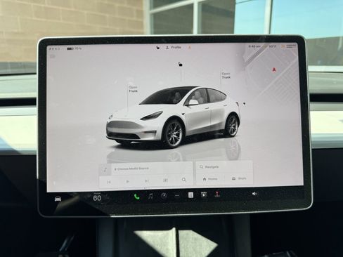 Used 2022 Tesla Model Y Long Range image 16