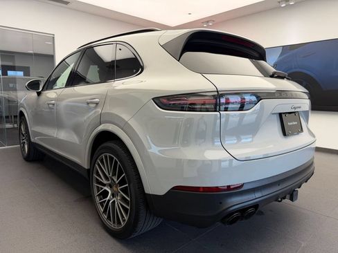 Used 2023 Porsche Cayenne Platinum Edition AWD/4WD image 3