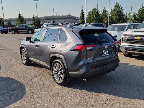 Used 2019 Toyota RAV4 XLE Premium w/ Cold Weather Package AWD/4WD image 5