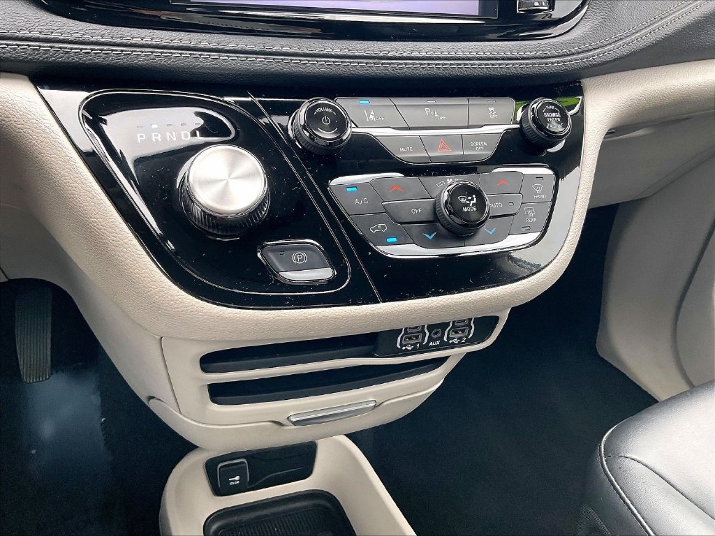 Used 2024 Chrysler Pacifica Limited FWD image 25