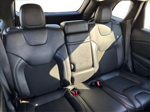 Used 2019 Jeep Cherokee Latitude Plus AWD/4WD image 12