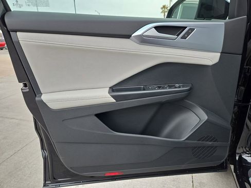 Used 2025 Volkswagen Taos SE FWD image 19