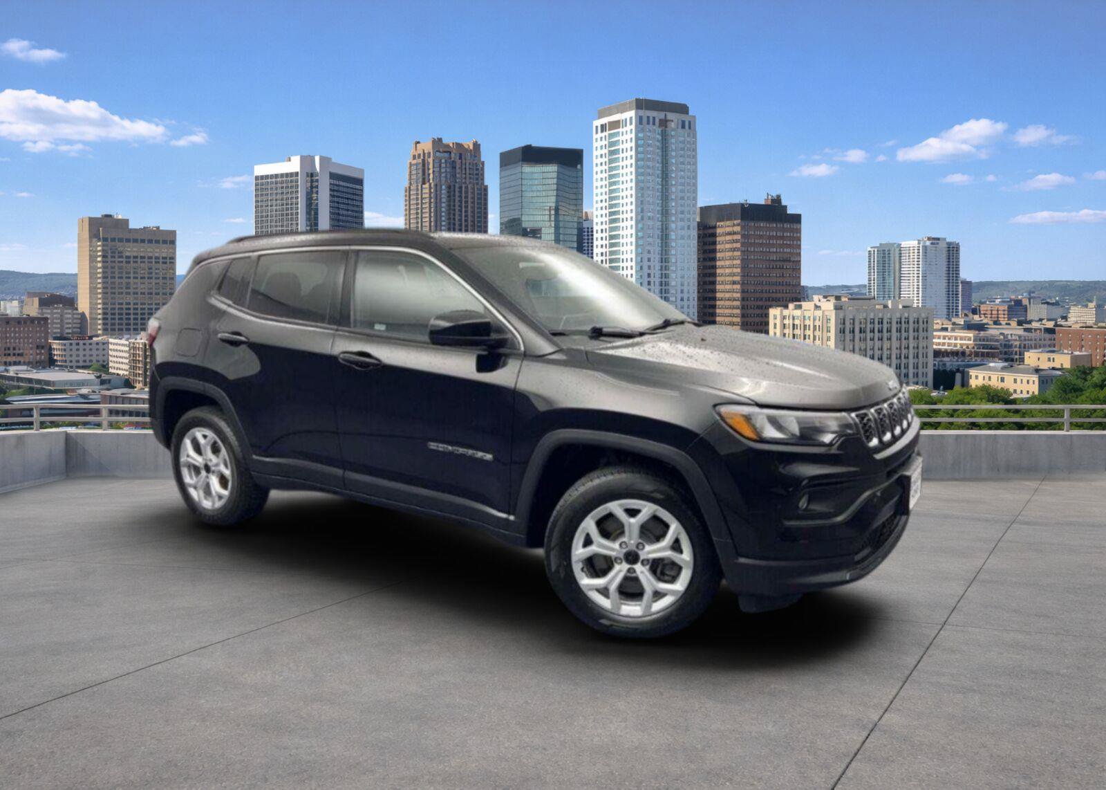 Used 2025 Jeep Compass Latitude AWD/4WD image 1