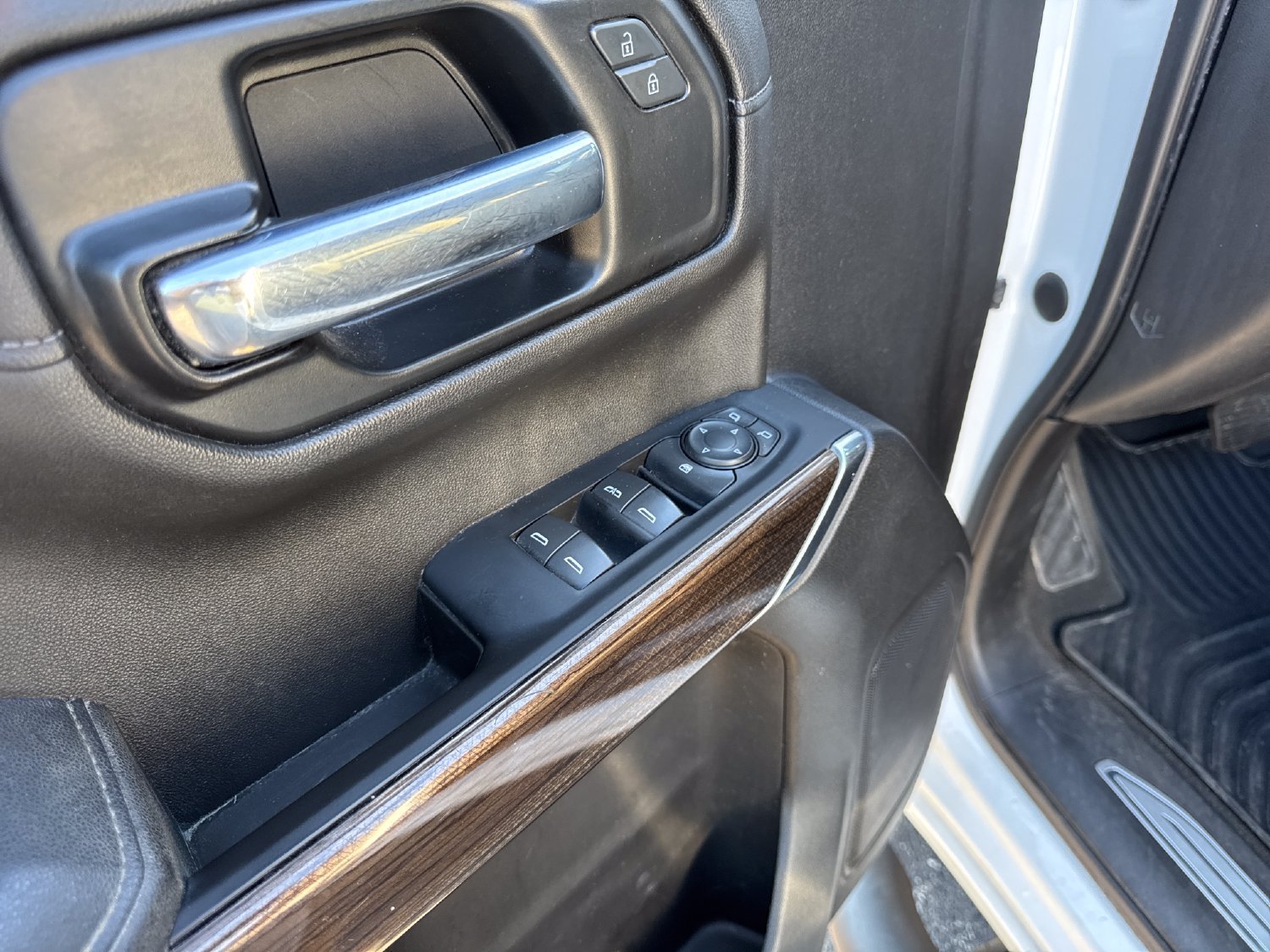 Used 2021 Chevrolet Silverado 1500 RST w/ Redline Edition AWD/4WD image 11