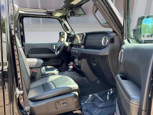 Used 2024 Jeep Wrangler Unlimited Sahara w/ Technology Group AWD/4WD image 15