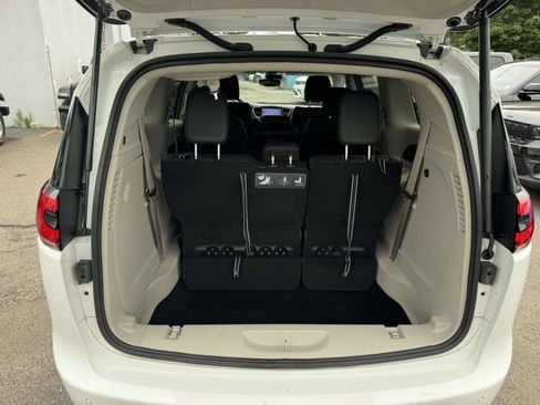 Used 2021 Chrysler Pacifica Touring-L FWD image 16