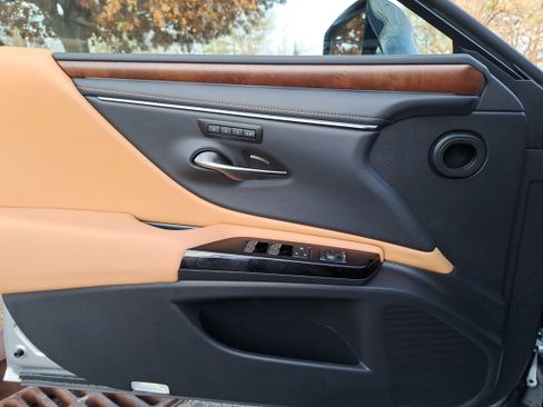 Used 2025 Lexus ES 300h w/ Premium Package image 28