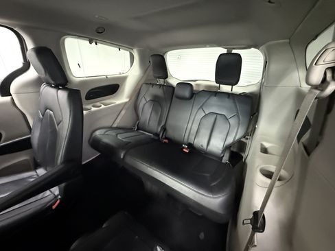 Used 2018 Chrysler Pacifica Touring-L w/ Advanced Safetytec Group FWD image 20