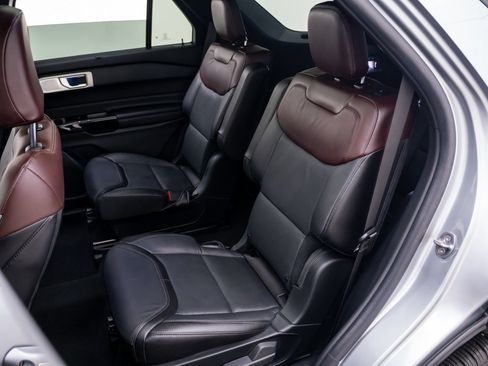 Used 2023 Ford Explorer Platinum w/ Technology Package AWD/4WD image 16