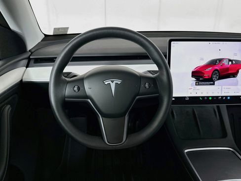 Used 2025 Tesla Model Y Long Range RWD image 17