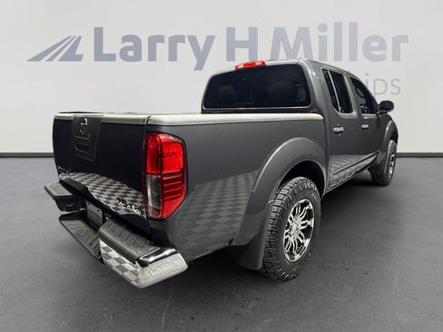 Used 2010 Nissan Frontier SE image 5