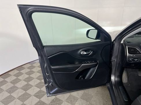 Certified 2019 Jeep Cherokee Limited w/ Luxury Group AWD/4WD image 16