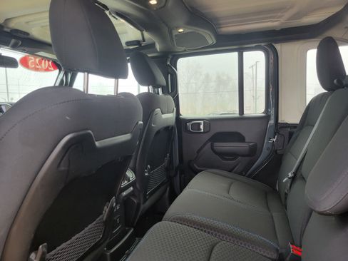 Used 2025 Jeep Wrangler Unlimited Rubicon 4xe w/ Safety Group AWD/4WD image 18