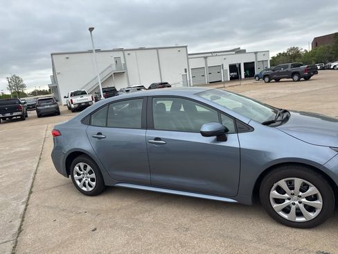 Used 2025 Toyota Corolla LE image 3