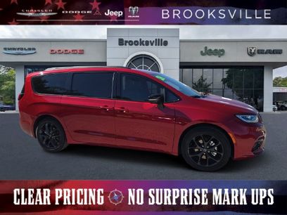 New 2026 Chrysler Pacifica Select w/ S Appearance Package
