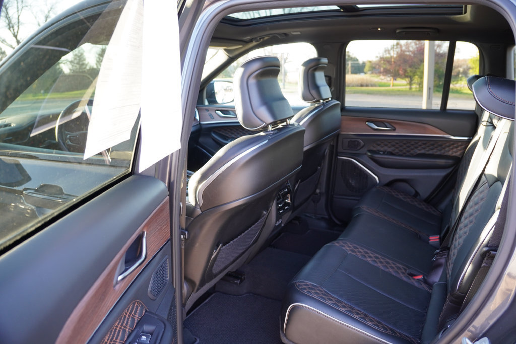 Certified 2025 Jeep Grand Cherokee Summit w/ Obsidian Package AWD/4WD image 17