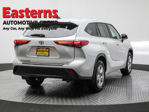 Used 2023 Toyota Highlander LE image 5