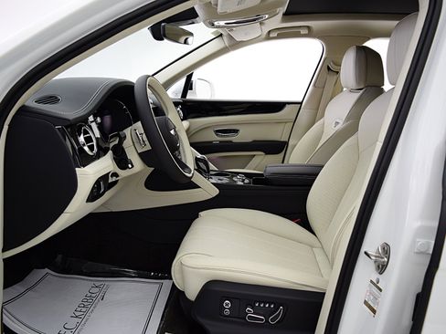 Certified 2023 Bentley Bentayga Plug-In Hybrid AWD/4WD image 33