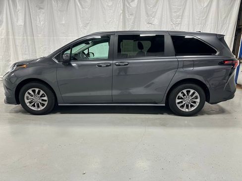 Used 2025 Toyota Sienna LE image 4