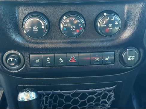 Used 2015 Jeep Wrangler Unlimited Sahara w/ Connectivity Group AWD/4WD image 22