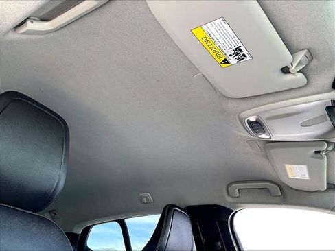 Used 2021 Volvo XC40 T5 Momentum w/ Premium Package image 22