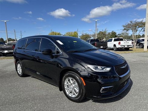 New 2026 Chrysler Pacifica Select image 1